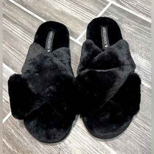 Laines London Black Furry Women's Slippers
size Large 
EUC